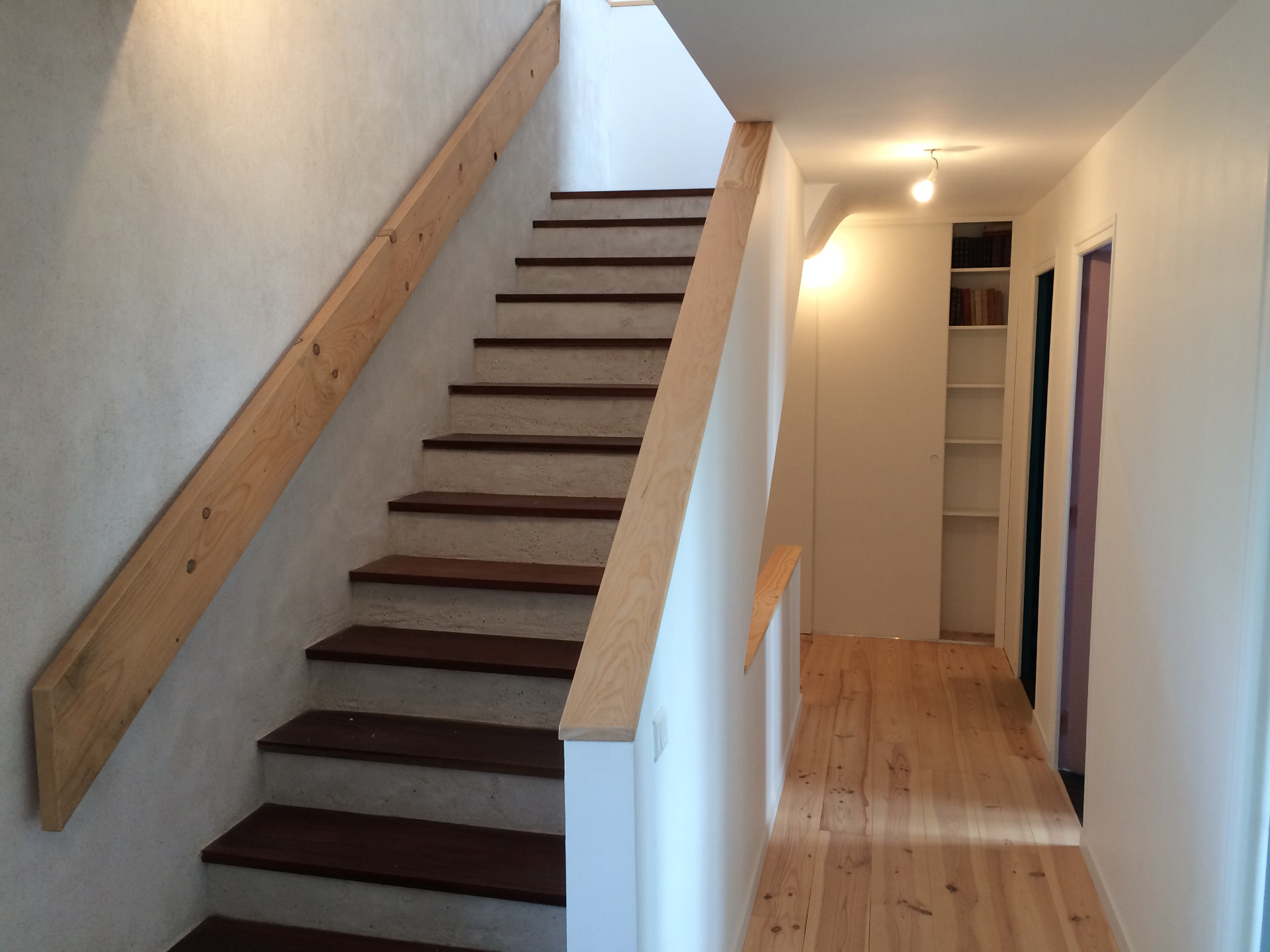 Agencement d'un palier : Parquet massif sur lambourdes et finitions de l'escalier