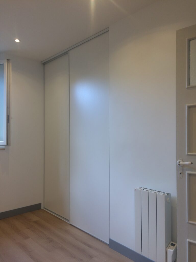 Murs doublés, plafond isolé et porte coulissante mise en place